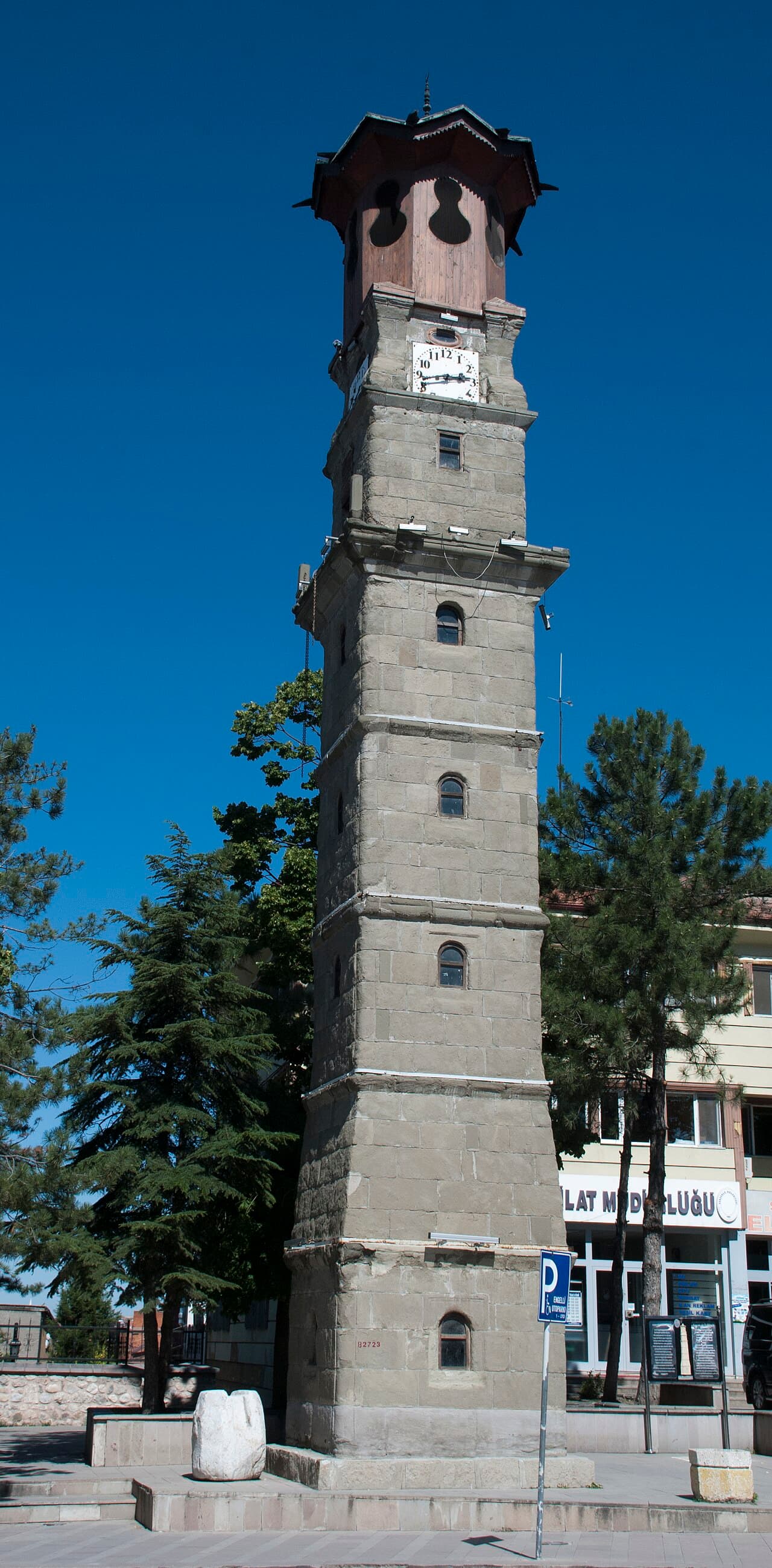 The tower was built in 1891, with a square prism body. There are small windows with round arches on each floor except the second floor. On the top floor of the